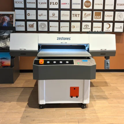 Zestones 90×60 I3200 UV flatbed baskı makinesinin önden tam görünümü