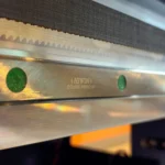 UV flatbed baskı makinesinde hassas hareket sağlayan HIWIN lineer kızak sistemi