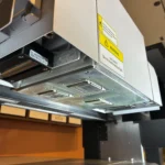 Baskı arabasının altında bulunan UV LED kürleme modüllerinin yakın görünümü