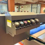 CMYK renkler, beyaz mürekkep ve vernik için ayrı UV mürekkep tankları